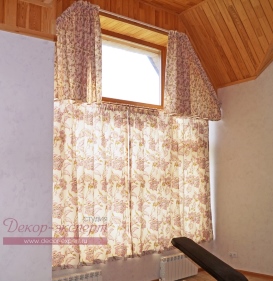Шторы на карнизах в два уровня для сложного окна в проекте декора окна для бани. Дизайнер Светлана Никитина.