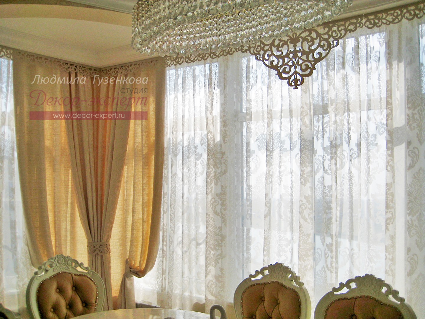 Шторы с нашим ажурным ламбрекеном "Неаполь" в классической гостиной. Проект дизайнера Людмилы Гузенковой, Краснодар.