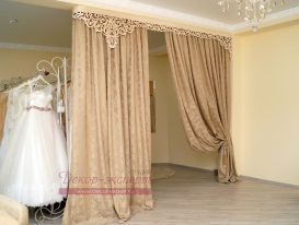 Ажурный ламбрекен "Флоренция" в текстильном декоре примерочной свадебного салона в Тольятти