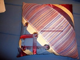 Фото-01. Декоративная подушка с отделкой люверсами и лентами. Обратная сторона.