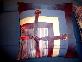 Фото-02. Декоративная подушка с отделкой люверсами и лентами.