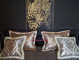 Декоративные подушки для спальни в стиле Роберто Кавалли.