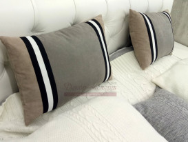 Декоративные подушки с контрастными кантами в спальне.