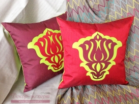 Комплект из двух декоративных подушек "Контрастная лилия". Идеально подойдёт для декора комнаты девочки подростка или в гостиную.