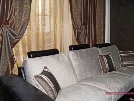 Декоративные подушки с отделкой шнуром в гостиной.