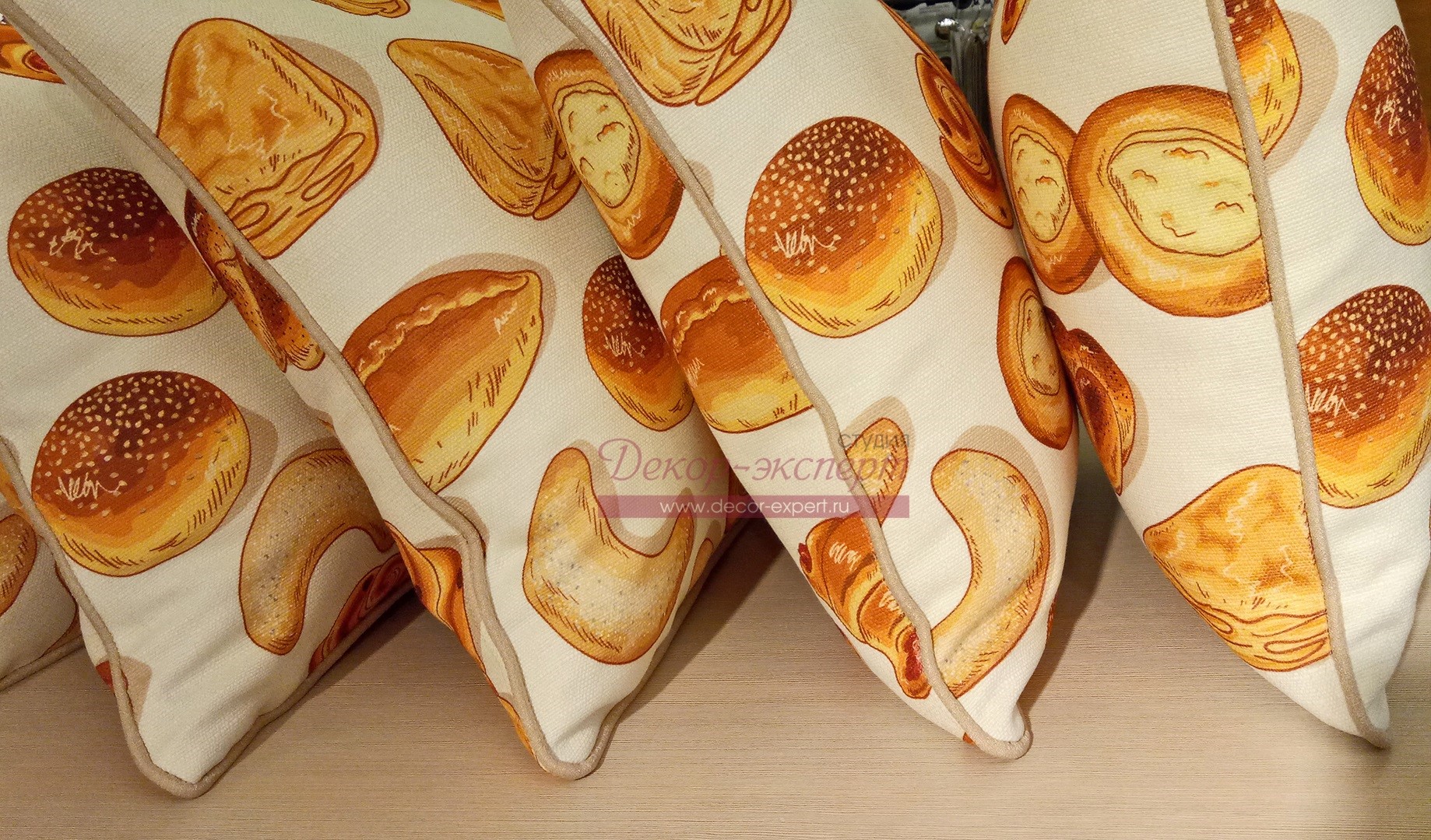 Декоративные подушки для пекарни из ткани с тематической фотопечатью.