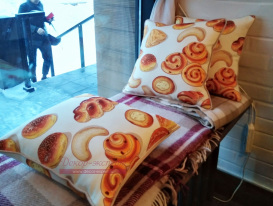 Декоративные подушки с наволочками из ткани с тематической фотопечатью для пекарни.