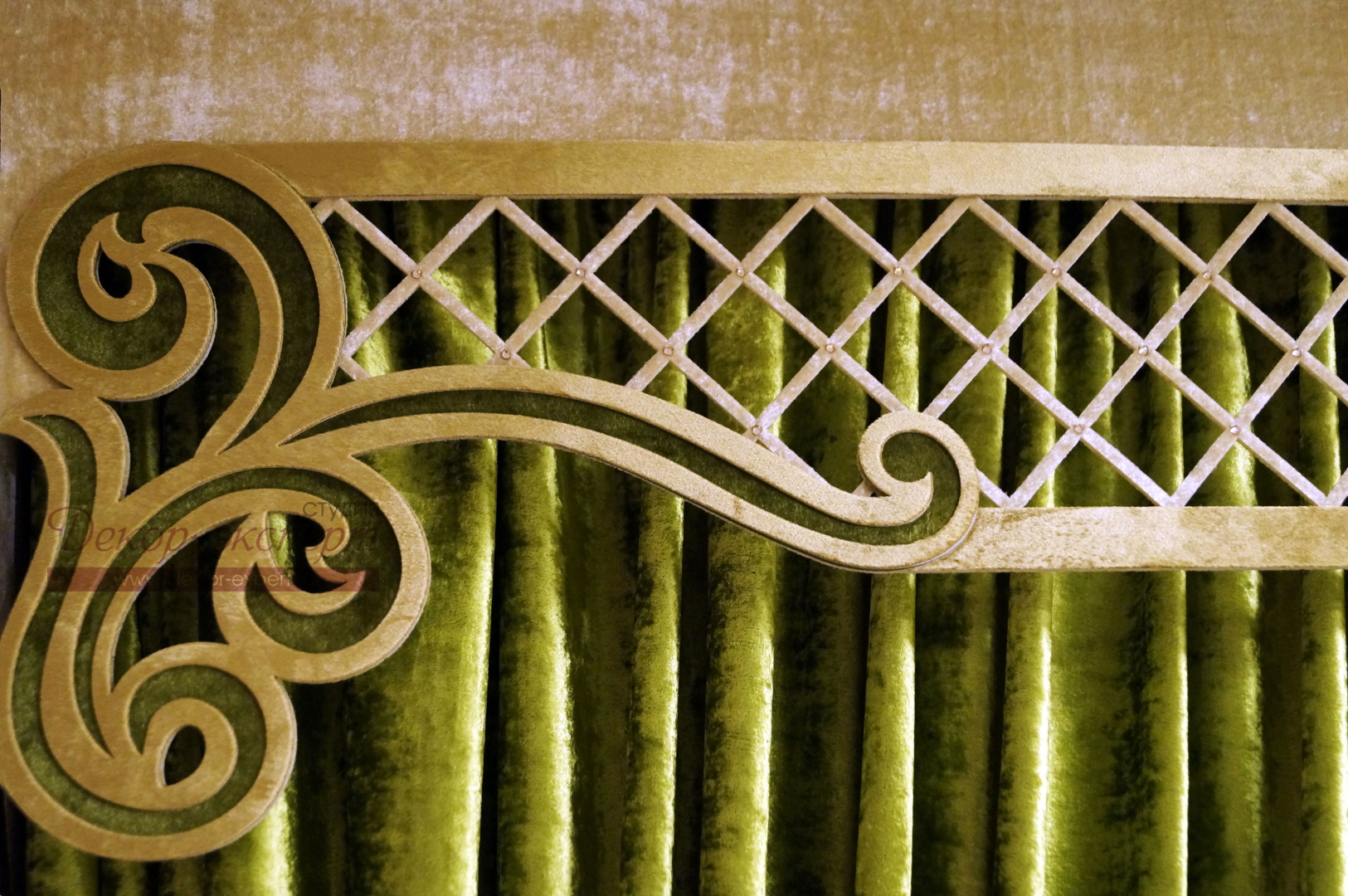Фрагмент ажурного ламбрекена «Испанская роза-4» из бархата с отделкой стразами в узлах декоративной решётки.