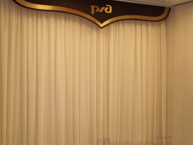 Фото тематического гладкого ламбрекена с аппликацией логотипа РЖД перед отправкой заказчику.