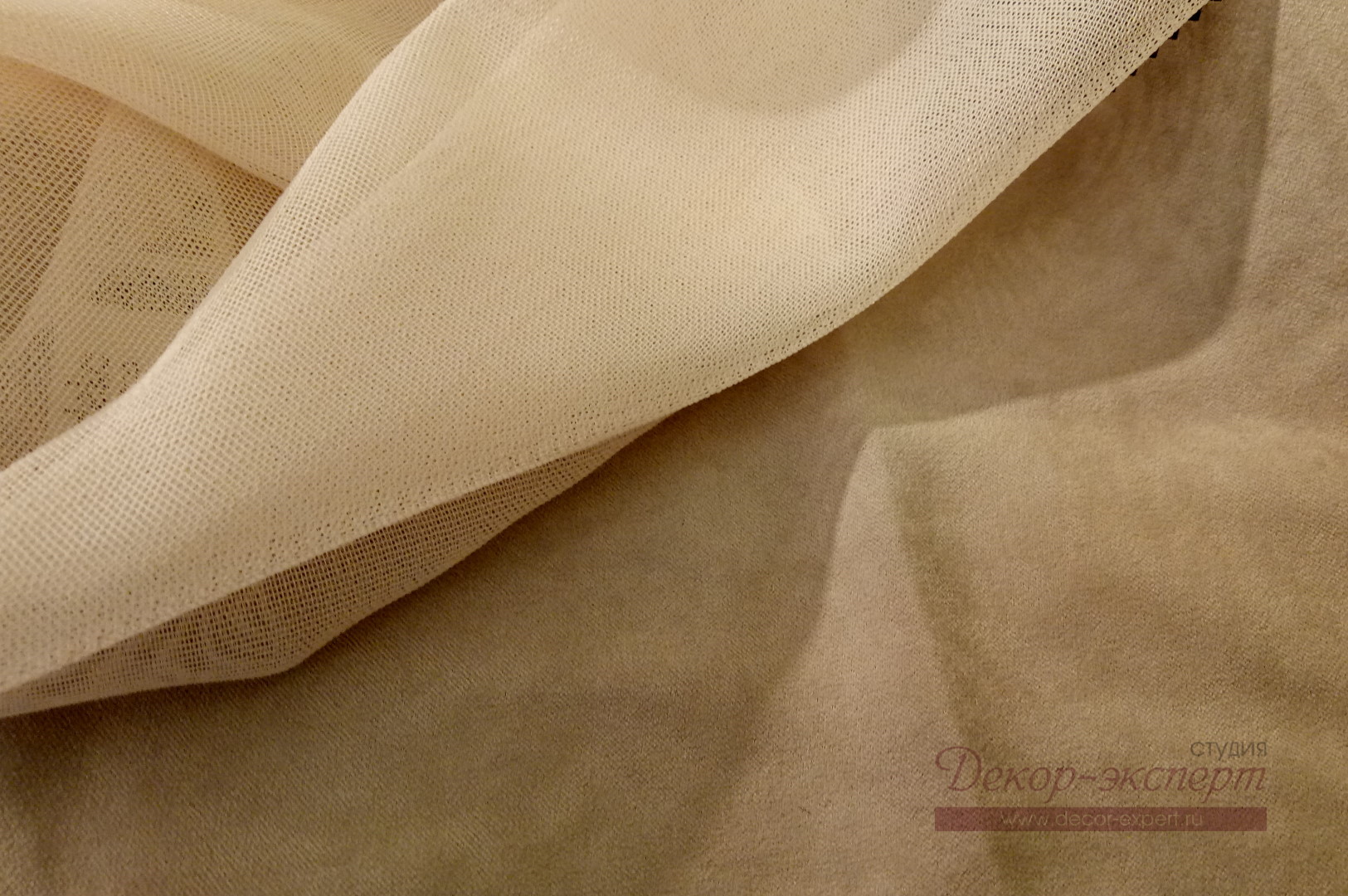 Комбинация портьерной ткани с фактурой "под замшу" для римских штор и сетки для тюля.