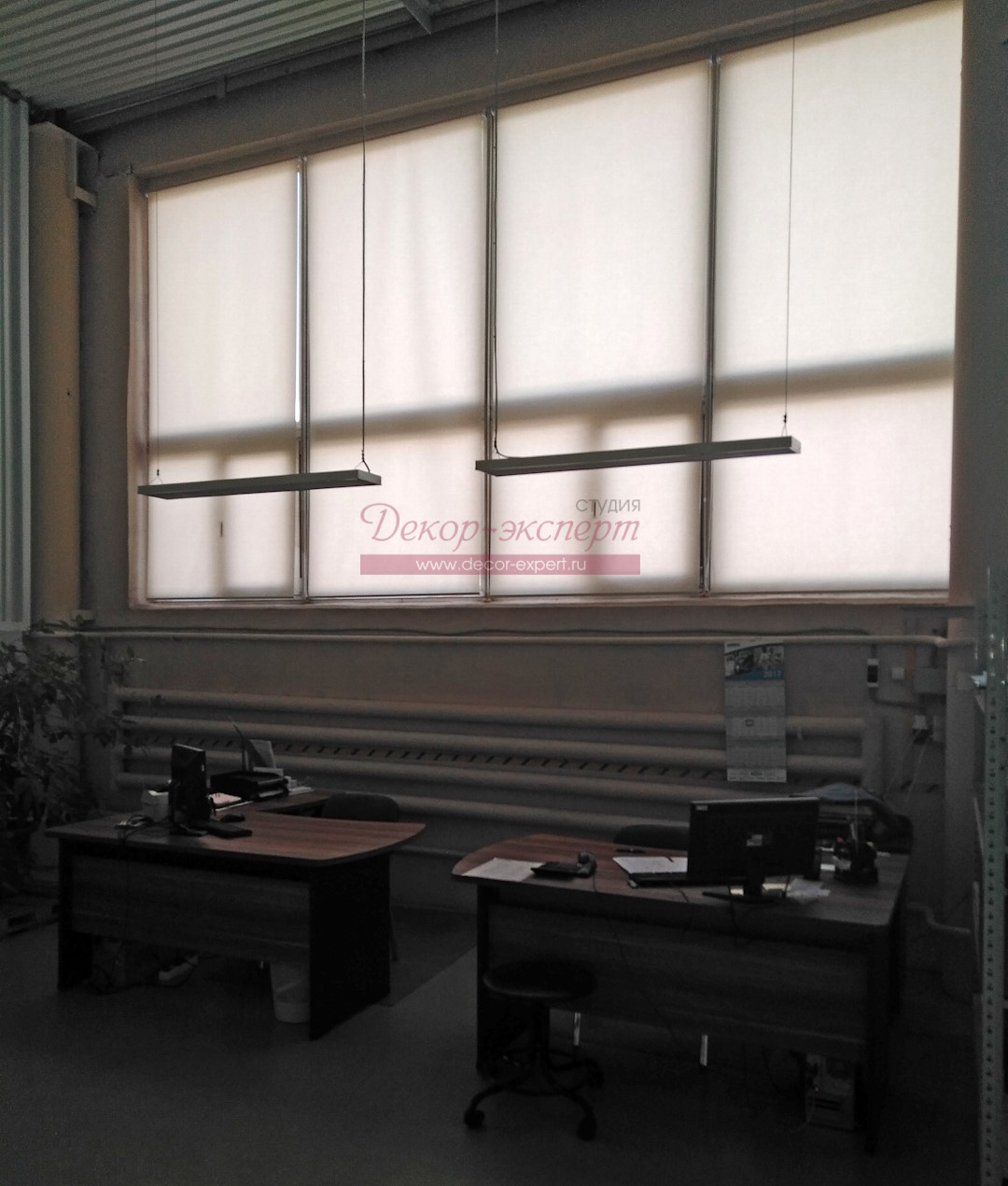 Четыре рулонные шторы MGS в производственном помещении.
