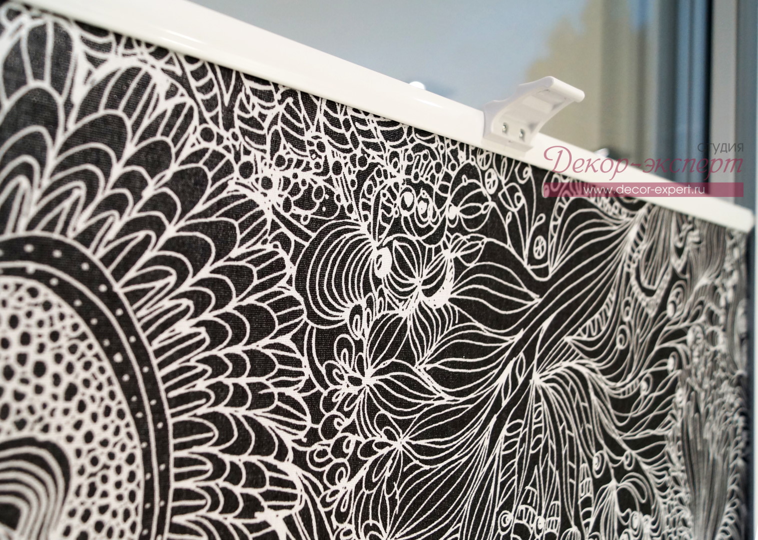 Фрагмент ткани для рулонных штор с контрастным рисунком.