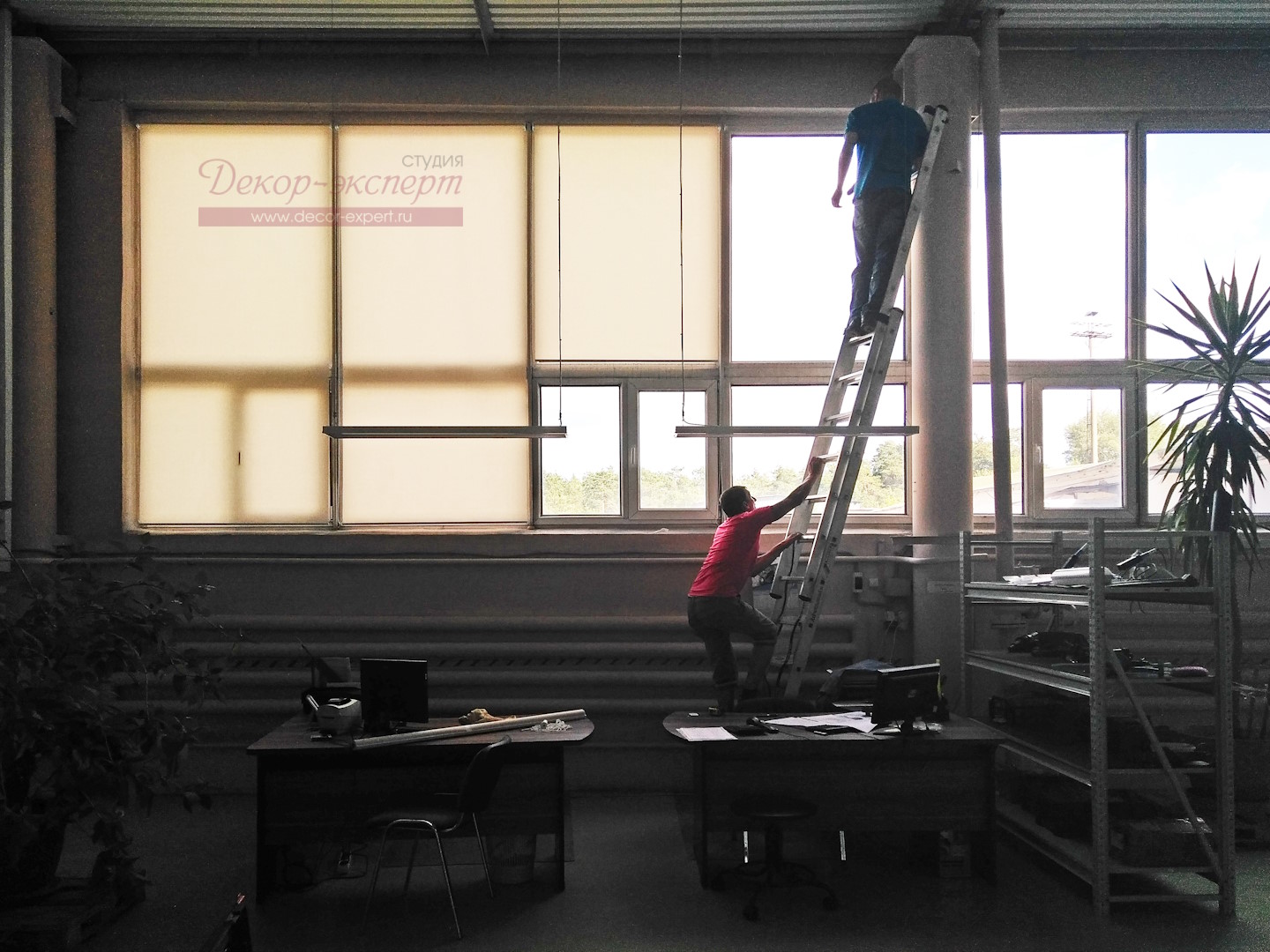 Монтаж рулонных штор в производственном помещении.