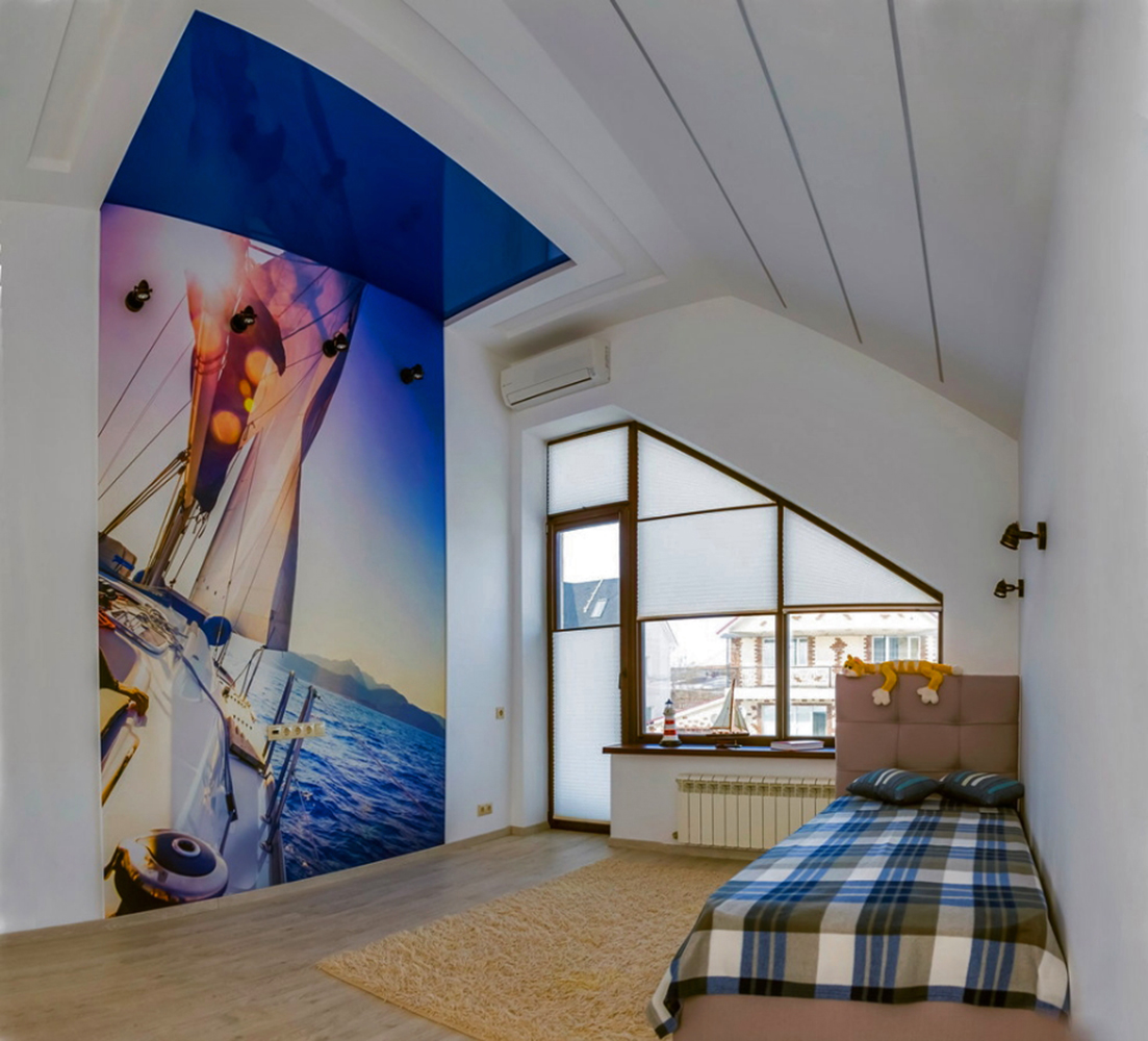 Общий вид интерьера со шторами плиссе и фото обоями на стене.