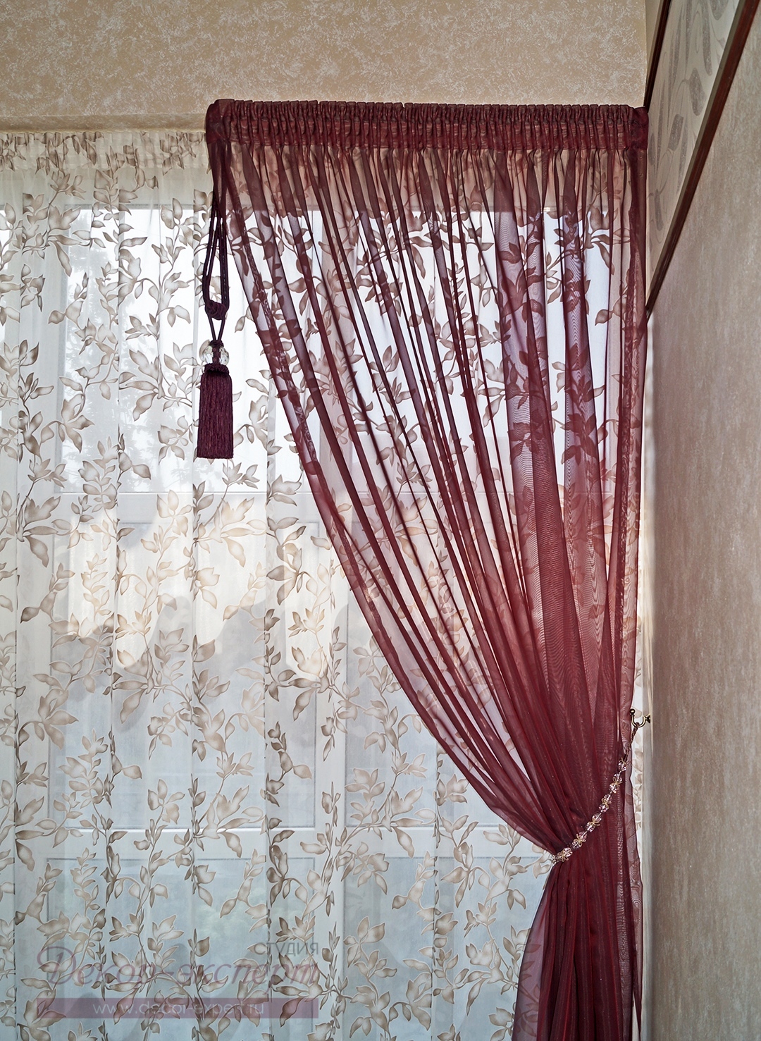 Фото-94.  Легкая штора с подхватом и декоративной кистью на кухне в стиле Прованс.