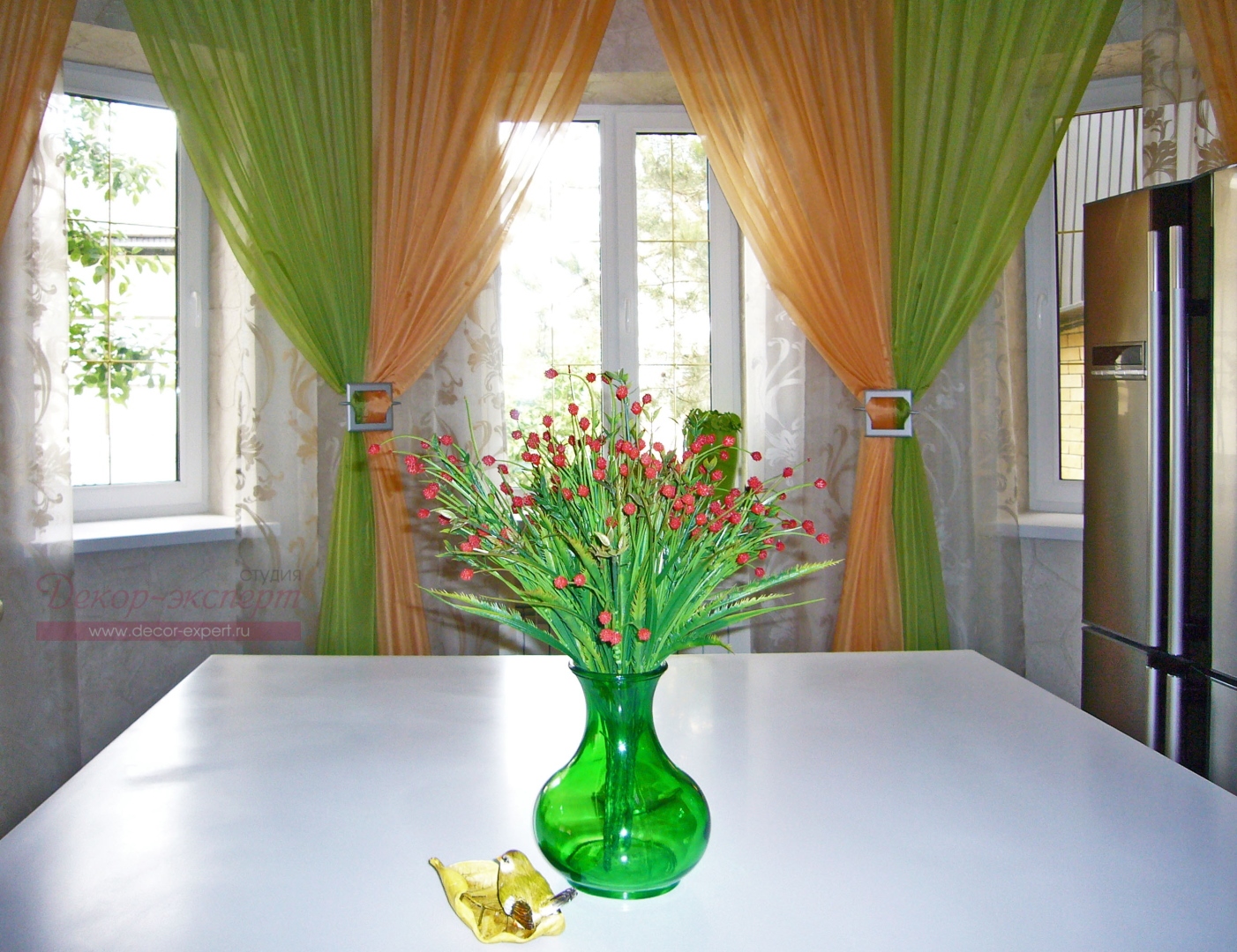 Фото-101. Вот и вазу с цветами хозяйка под наши шторы подобрала.