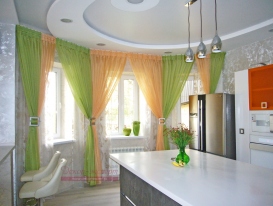 Фото-102. Легкие шторы с драпировками для кухонной зоны общий вид.