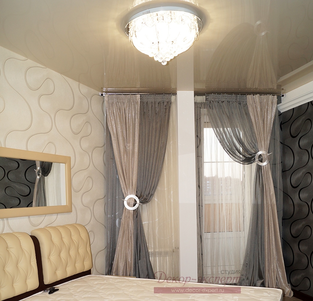 Общий вид спальни со шторами в серо-серебристых тонах.