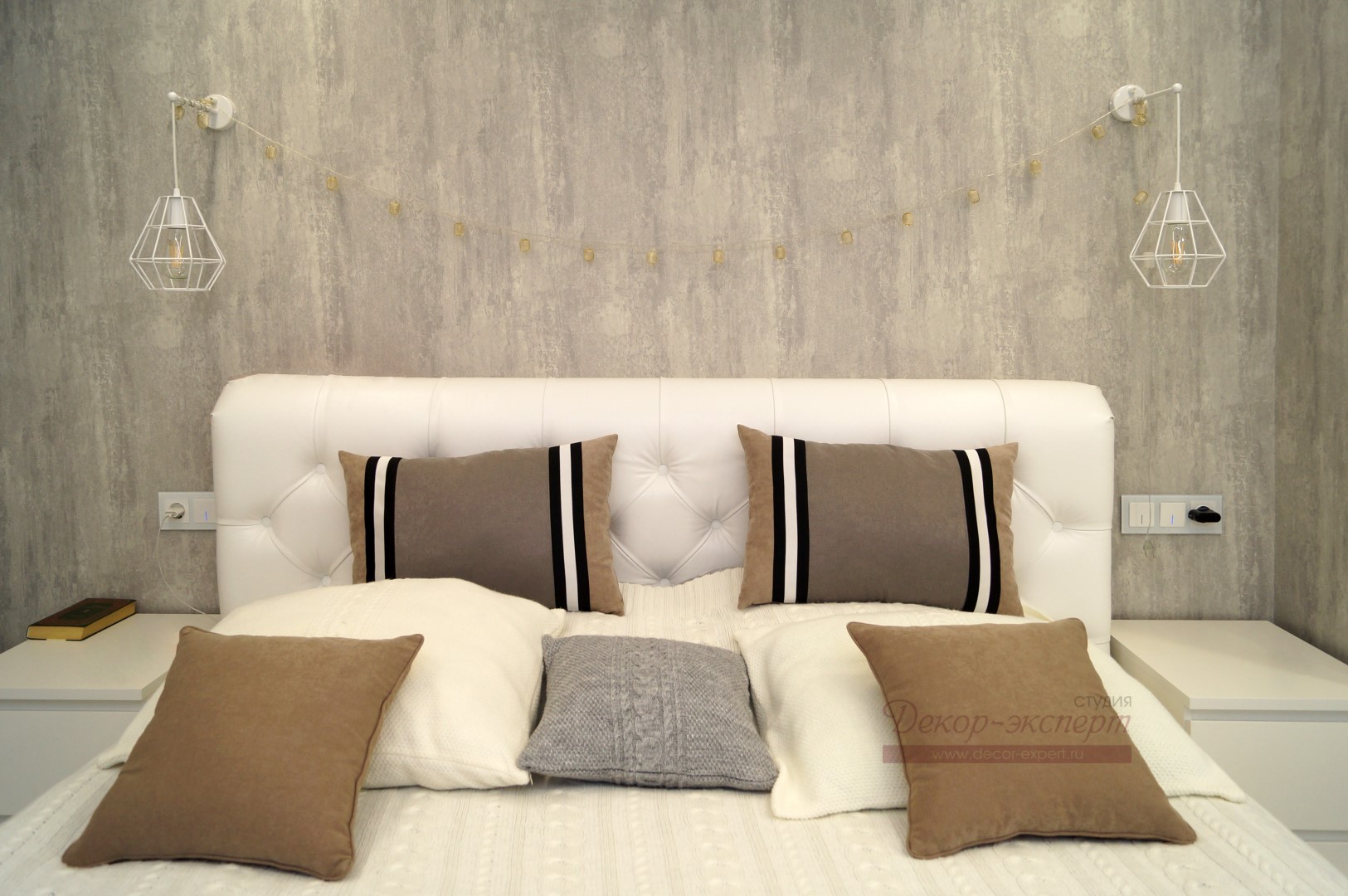 Декоративные подушки с кантом в комбинации с однотонными и вязанными в интерьере спальни в современном стиле.