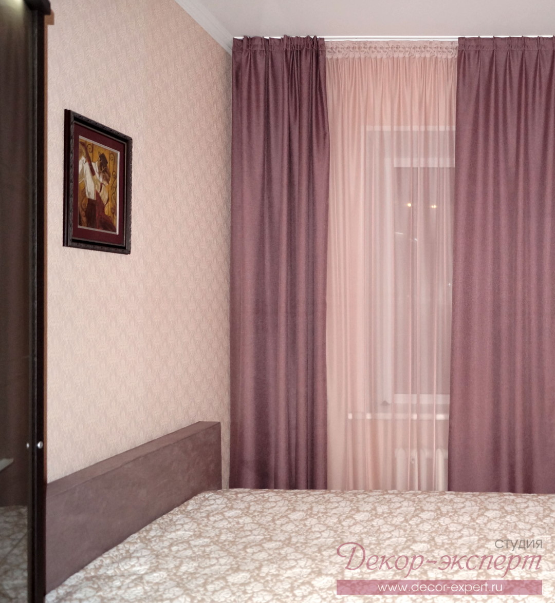 Лиловые шторы в спальне, фрагмент.