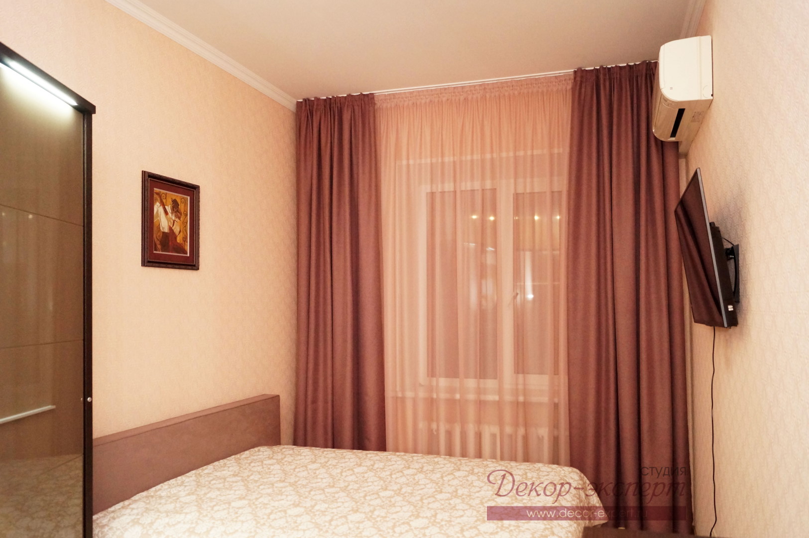 Общий вид спальни с лиловыми шторами в квартире в Тольятти.