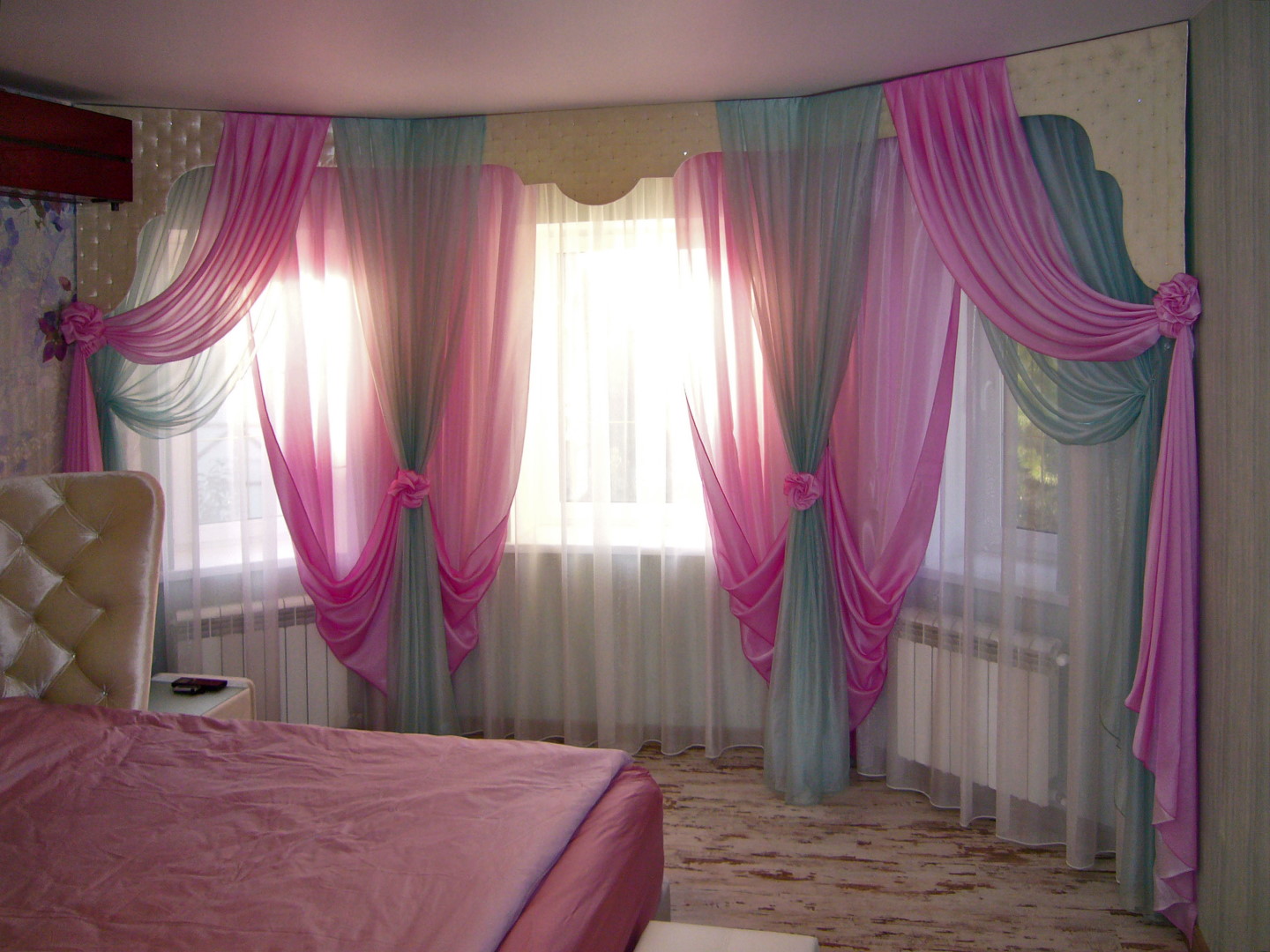 Шторы для спальни в романтическом стиле. Общий вид на три окна в эркере.