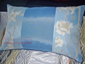 Декоративная подушка с кантами на кровати в спальне.