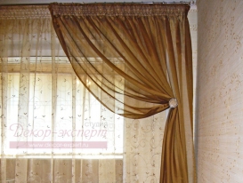 Лёгкие шторы для спальни в квартире в Тольятти. Фрагмент.