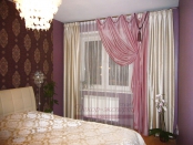 Розовая драпировка с провисами в сочетании с белыми портьерами в спальне и покрывало..