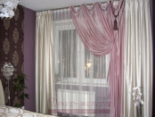 Розовая драпировка с провисами в сочетании с белыми портьерами в спальне.