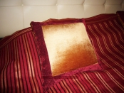 Декоративная подушка из бархата с кантом