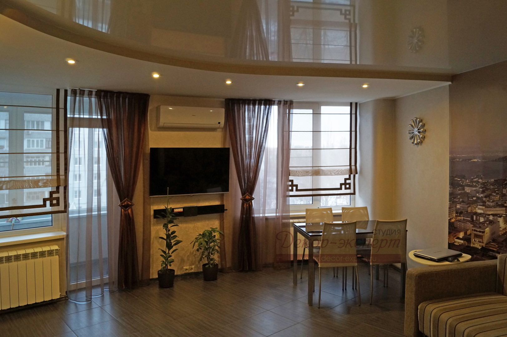 Атмосферное фото интерьера гостиной комнаты в современном стиле.