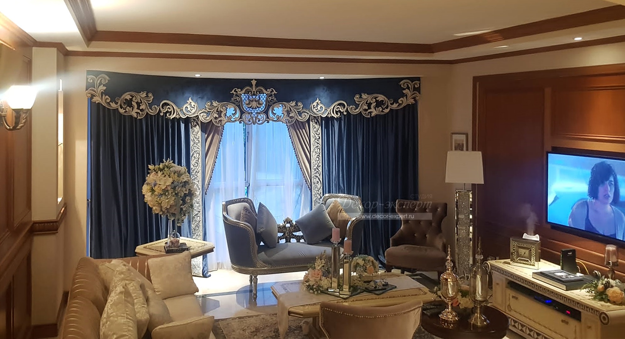 Общий вид комплекта бархатных штор с бордюром и ажурного ламбрекена Сингапур с отделкой  шнурами, стразами и бусинами в интерьере гостиной заказчика.