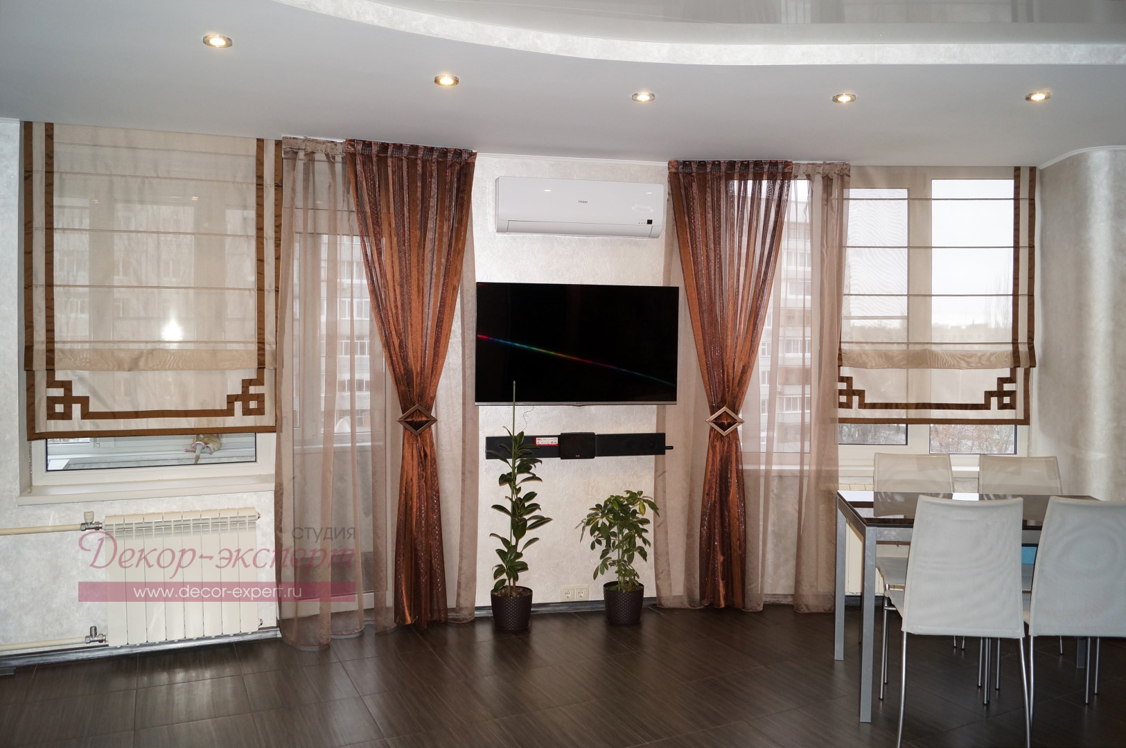 Общий вид на шторы в современном стиле для гостиной комнаты в Тольятти.