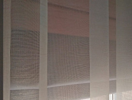 Хорошо видна фактура сетки в тюле на фоне закрытой римской шторы.