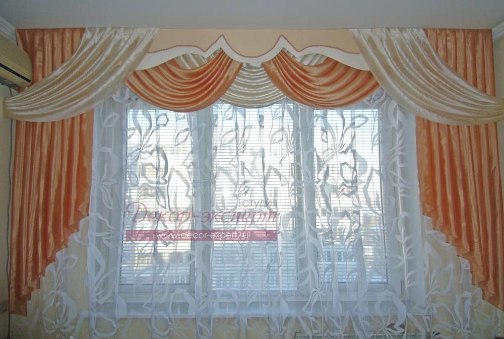 Фото-66. Фрагмент штор в классическом стиле с ламбрекеном на потолочном карнизе для гостиной комнаты.