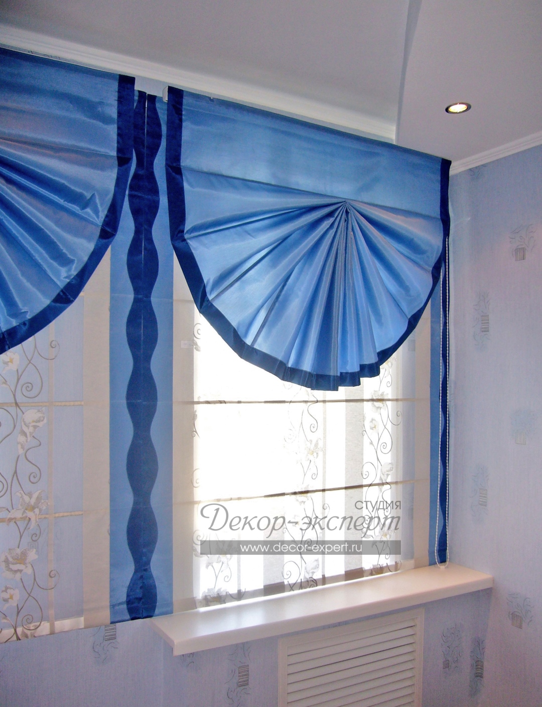 Двойные римские шторы с синим кантом в спальне для дома. Волжский Утёс.