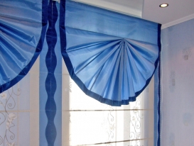 Двойные римские шторы с синим кантом в спальне для дома. Волжский Утёс.