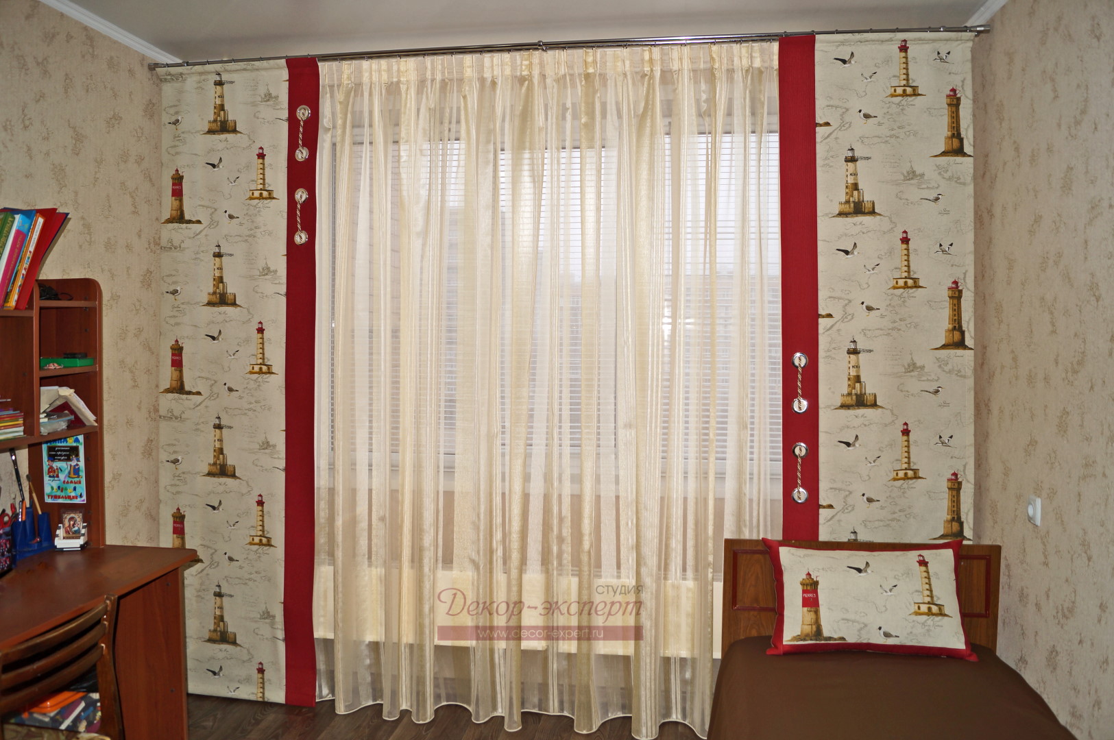 Две статичные японские панели из ткани с принтом на морскую тему и тюль в комнату мальчика.