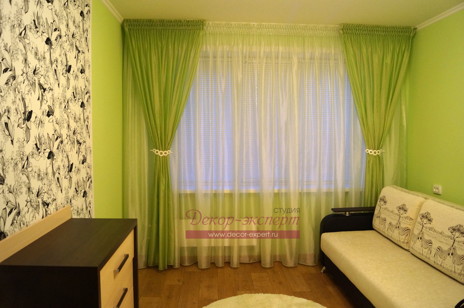 Лёгкие зелёные шторы на потолочном карнизе в комнате девочки подростка. Тольятти.