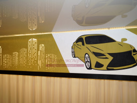 Аппликация изображения автомобиля на перфорированном ламбрекене для штор в комнате мальчика подростка.