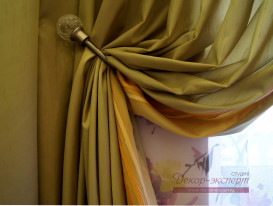 Декоративный держатель для штор с шаром из стекла в детской комнате девочки.