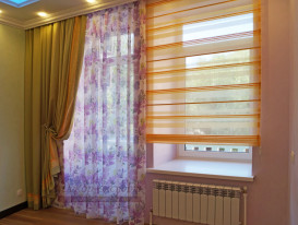 Композиция из портьеры с кантом, тюля и римской шторы в детской комнате девочки.