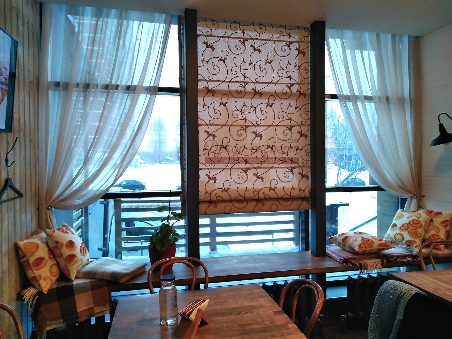 Общий вид на новые шторы и декоративные подушки в пекарне "Салматов" в Тольятти.
