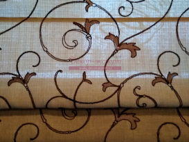 Фрагмент римской шторы для окна в пекарне из ткани с вышивкой.