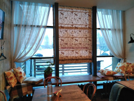 Общий вид на новые шторы и декоративные подушки в пекарне "Салматов" в Тольятти.