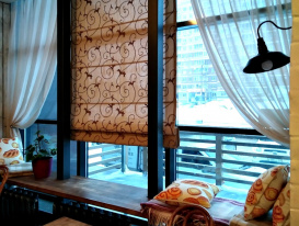 Вид слева на весь реализованный проект текстильного декора для окна в пекарне.