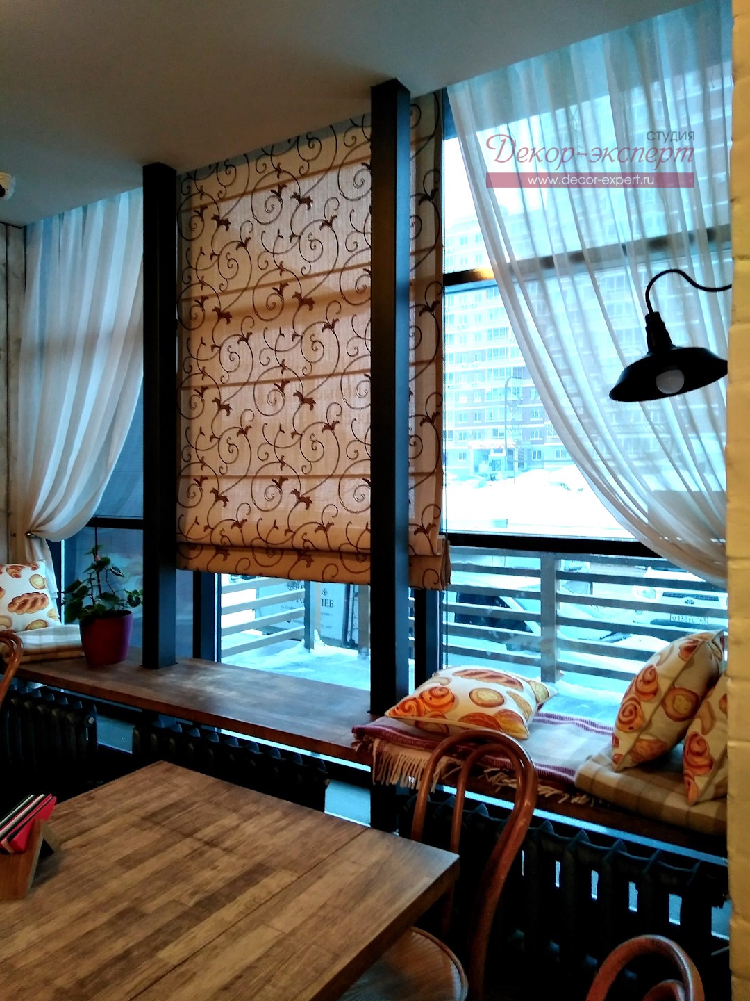 Вид слева на весь реализованный проект текстильного декора для окна в пекарне.