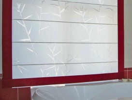 Римская штора с красным кантом для ванной комнаты в квартире в Тольятти.