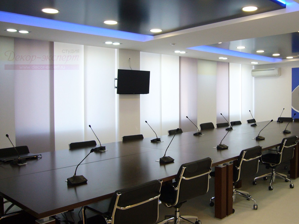 Японские шторы с электро управлением в закрытом положение в конференц зале.